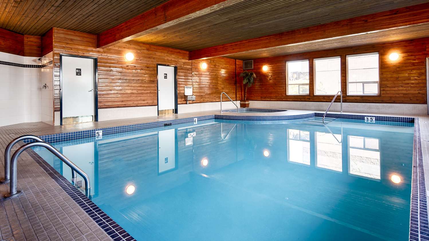 Abbotsford Hotels With Swimming Pool | BEST WESTERN PLUS Hotel Amenities